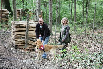 Im Wald zeigte uns Lee Roy, der bei der Schweizer REDOG zum Rettungshund ausgebildet wird, eine Suche auf einen Menschen und einen Rucksack. Das interessierte uns natürlich besonders, daher stellte sich Karoline gerne als Versteckperson zur Verfügung. Lee Roy machte seine Sache sehr gut, nach nur 2 Minuten hatte er Karoline gefunden.