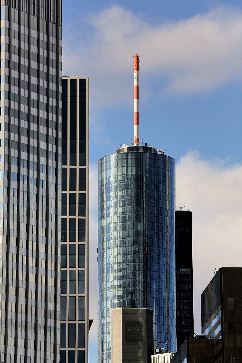 red and white stripes (Maintower, Frankfurt/Main)